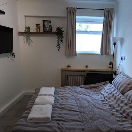 Studio Apartment In Кью Экстерьер фото