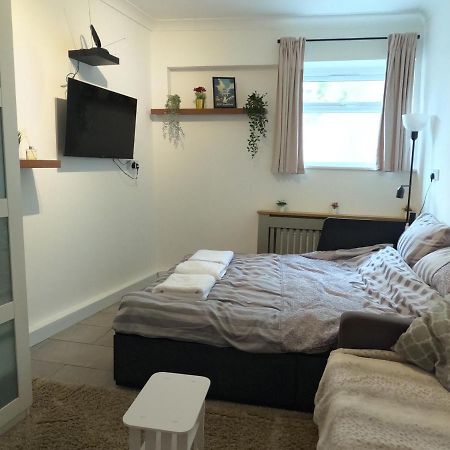 Studio Apartment In Кью Экстерьер фото