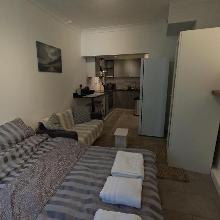 Studio Apartment In Кью Экстерьер фото