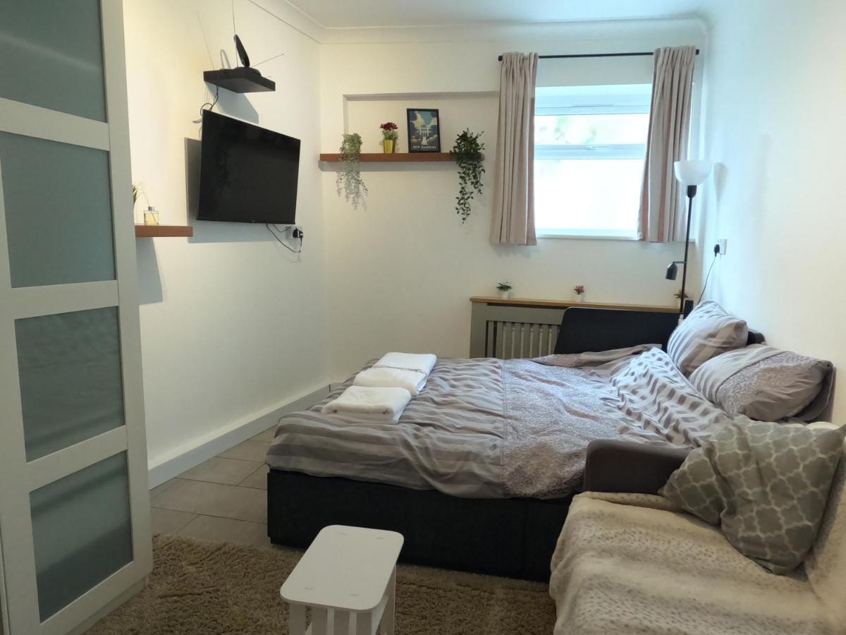 Studio Apartment In Кью Экстерьер фото