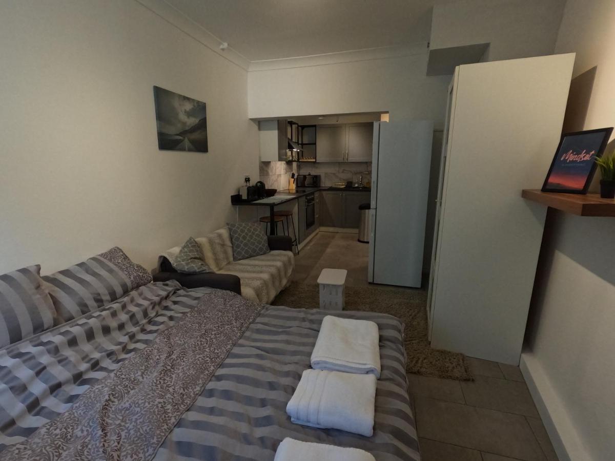 Studio Apartment In Кью Экстерьер фото