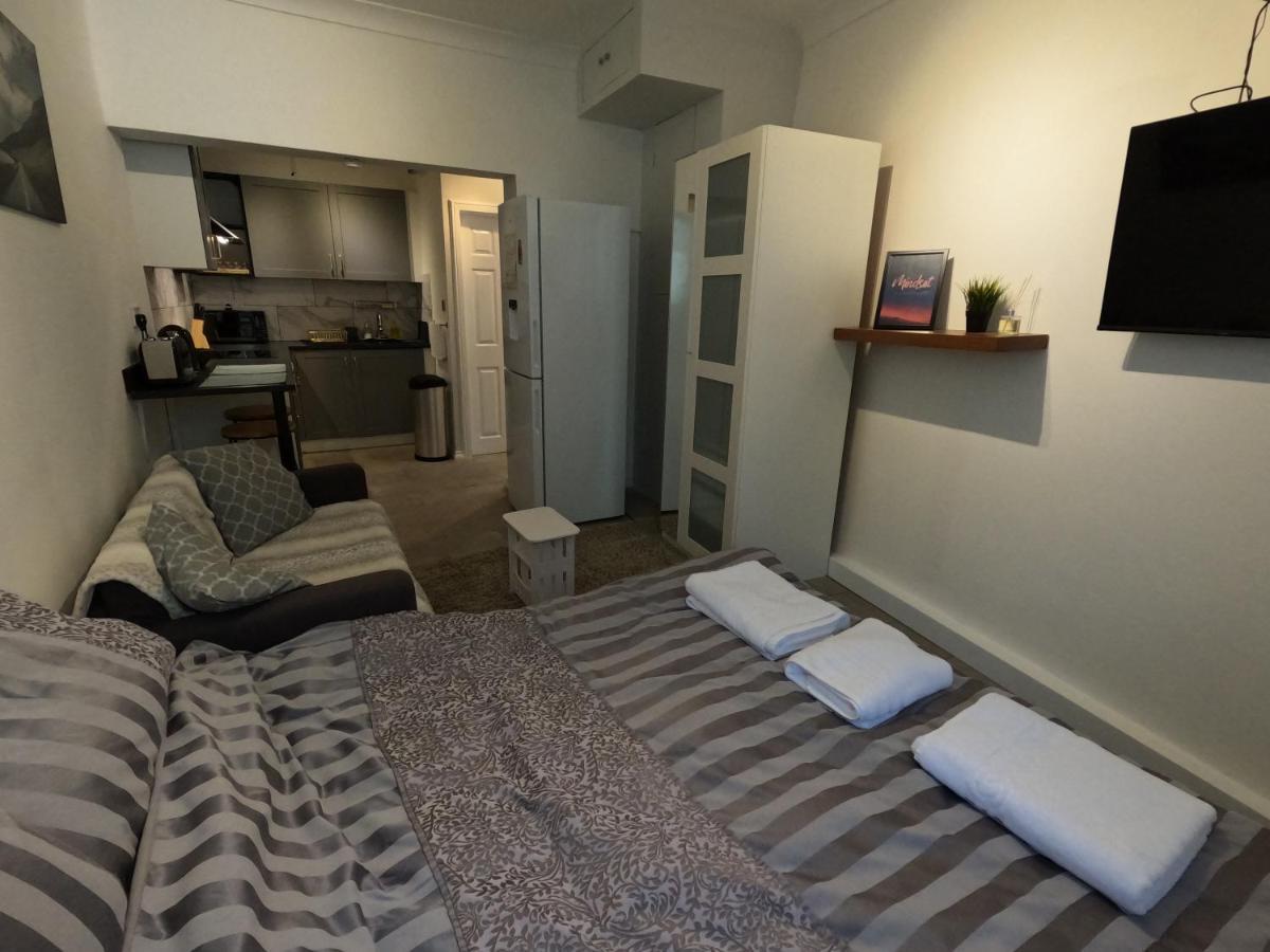 Studio Apartment In Кью Экстерьер фото
